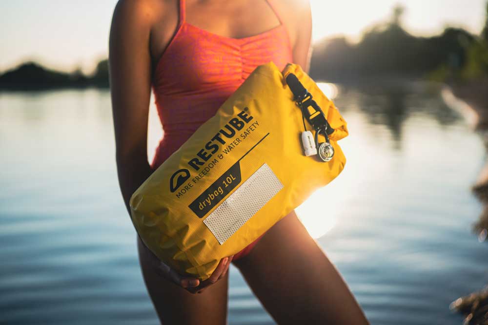 LED-on-Drybag.jpg__PID:6397c474-da91-4ebb-b01e-f06cebc8e363