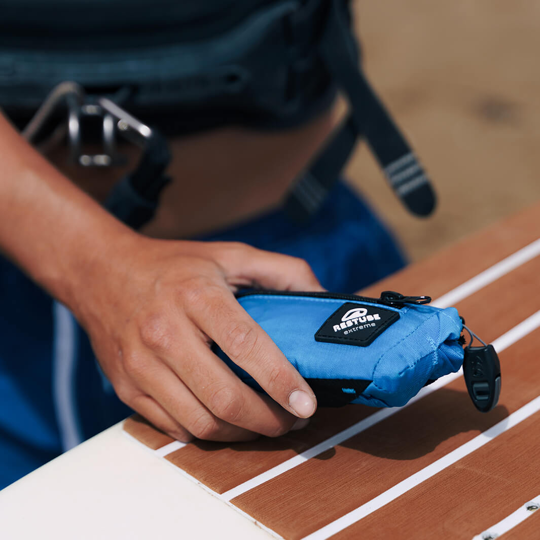 Restube extreme über einem braun, weißen Kiteboard fotografiert